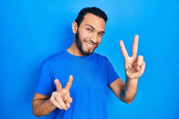 Homem Hispânico Com Barba Vestindo Camisa Azul Casual Sorrindo Olhando — Fotografia de Stock