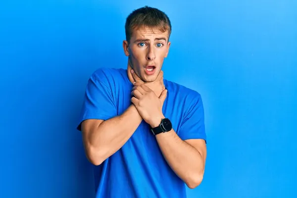 Young Caucasian Man Wearing Casual Blue Shirt Shouting Suffocate Because — Stock Photo, Image