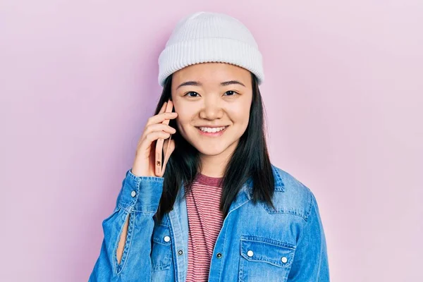 Joven Chica China Teniendo Conversación Hablando Teléfono Inteligente Mirando Positiva —  Fotos de Stock