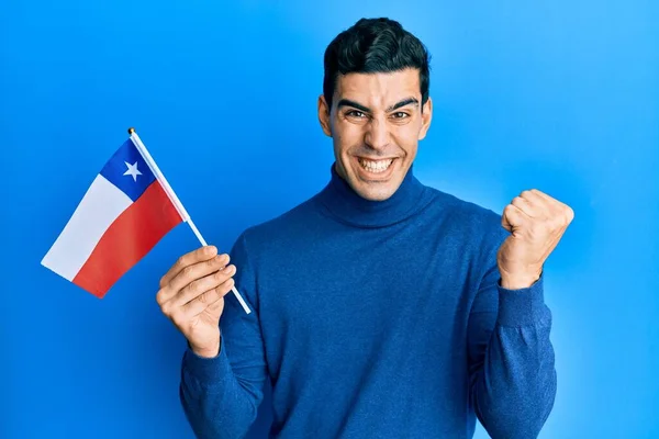 Красивый Латиноамериканец Бизнесмен Держа Руках Чилийский Флаг Гордостью Празднуя Победу — стоковое фото