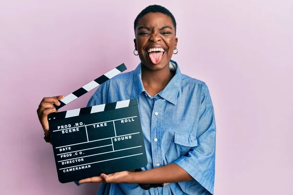 Mladá Africká Americká Žena Drží Video Film Clapboard Vyčnívat Jazyk — Stock fotografie