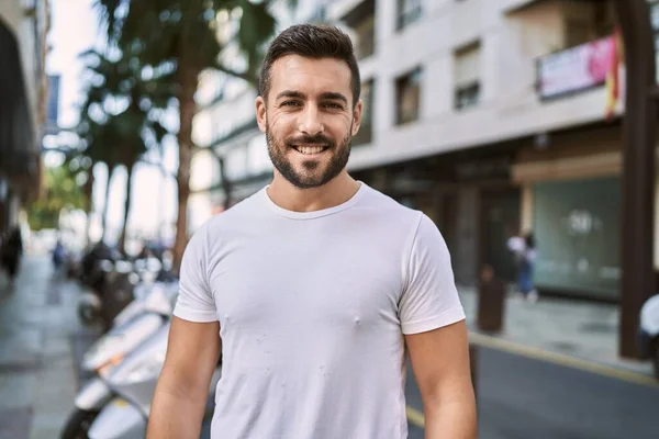 Ung Latinamerikansk Man Ler Säker Promenader Gatan — Stockfoto