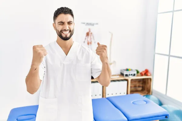 Junger Gutaussehender Mann Mit Bart Der Einer Schmerzklinik Arbeitet Sehr — Stockfoto