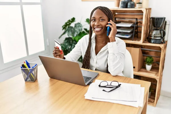 Jeune Femme Affaires Afro Américaine Parlant Sur Smartphone Utilisant Une — Photo