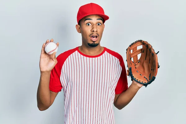 Ung Afrikansk Amerikansk Man Bär Baseball Uniform Hålla Handske Och — Stockfoto