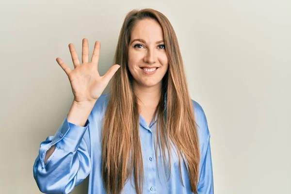 Genç Sarışın Kadın Günlük Mavi Gömlek Giyer Parmaklarıyla Beş Numarayı — Stok fotoğraf