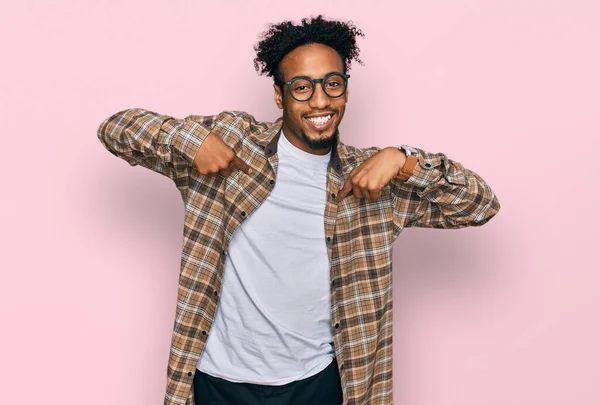 Ung Afrikansk Amerikansk Man Med Skägg Klädd Casual Kläder Och — Stockfoto