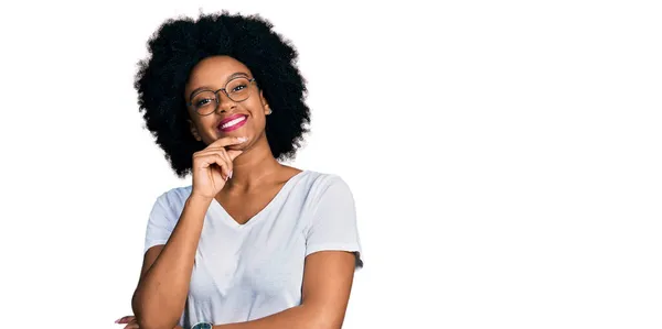 Jonge Afro Amerikaanse Vrouw Draagt Casual Wit Shirt Kijkt Zelfverzekerd — Stockfoto