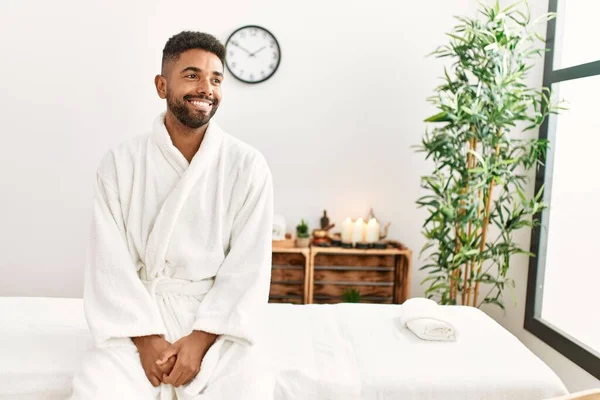 Ung Afrikansk Amerikan Man Ler Glad Sitter Massage Bord Skönhetscenter — Stockfoto