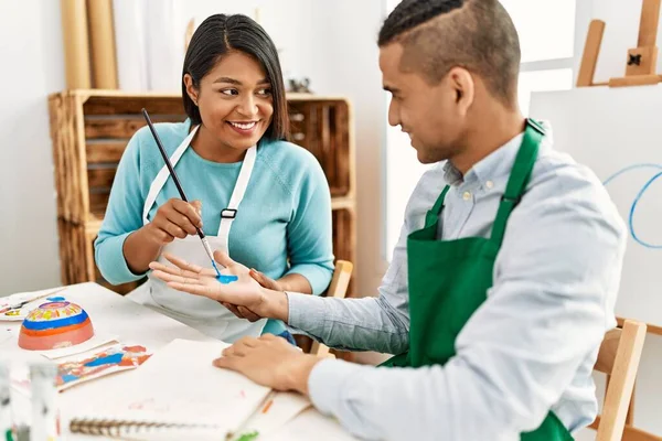 Jeune Couple Peintres Latins Souriant Main Heureuse Peinture Assis Sur — Photo