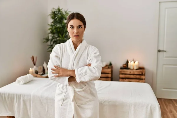 Junge Schöne Hispanische Frau Bademantel Wellness Spa Skeptisch Und Nervös — Stockfoto