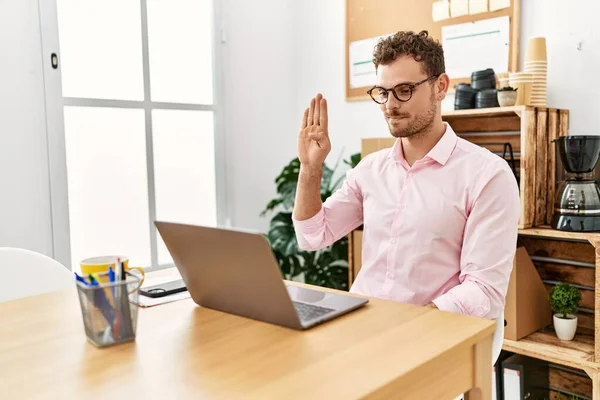 Joven Hispano Recibiendo Videollamada Comunicándose Con Lenguaje Señas Sordo Oficina — Foto de Stock