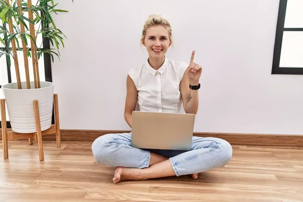 Jonge Blonde Vrouw Met Behulp Van Computer Laptop Zitten Vloer — Stockfoto