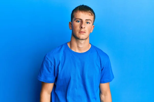 Jonge Blanke Man Draagt Casual Blauw Shirt Ontspannen Met Serieuze — Stockfoto