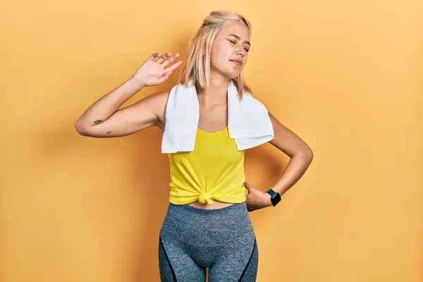 Vacker Blond Sport Kvinna Bär Träningskläder Sträcker Sig Tillbaka Trött — Stockfoto