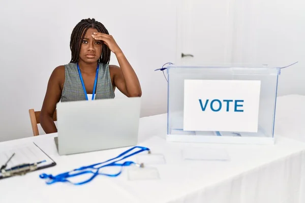 Jonge Afro Amerikaanse Vrouw Die Werkt Bij Politieke Verkiezingen Zit — Stockfoto