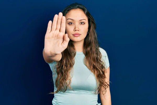 Junge Hispanische Mädchen Lässiger Kleidung Tun Stop Singen Mit Handfläche — Stockfoto