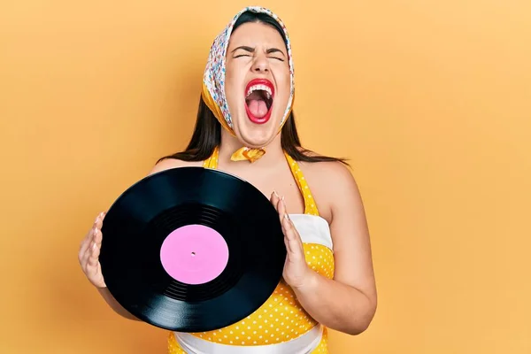 Mujer Hispana Joven Usando Pin Estilo Sosteniendo Disco Vinilo Enojado — Foto de Stock