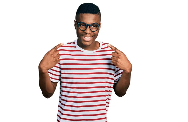 若いアフリカ系アメリカ人の男性は カジュアルなTシャツと眼鏡を着て 陽気な表情と指の歯と口で指して笑顔 歯の健康の概念 — ストック写真