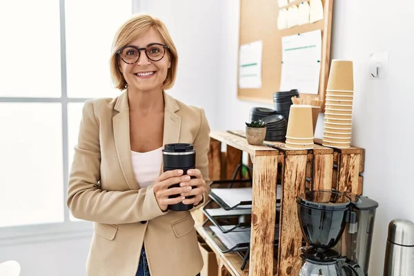 Medelålders Blond Kvinna Ler Säker Dricka Kaffe Kontoret — Stockfoto