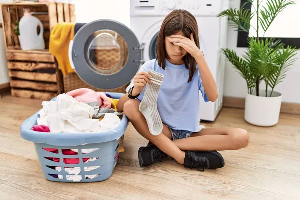 Ung Latinamerikansk Flicka Gör Tvätt Hålla Strumpor Orolig Och Stressad — Stockfoto