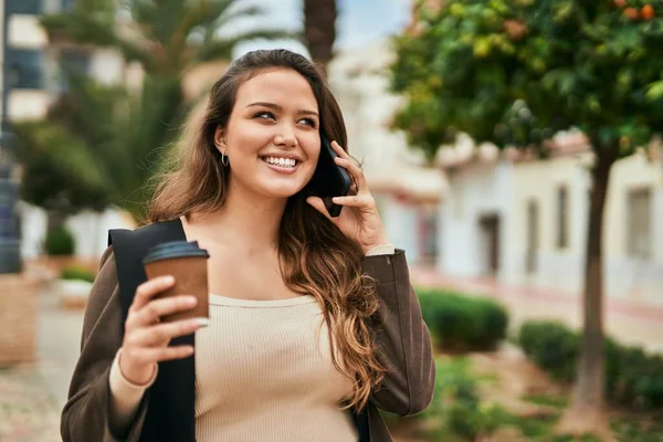 Genç Spanyol Turist Kadın Akıllı Telefondan Konuşuyor Şehirde Kahve Içiyor — Stok fotoğraf