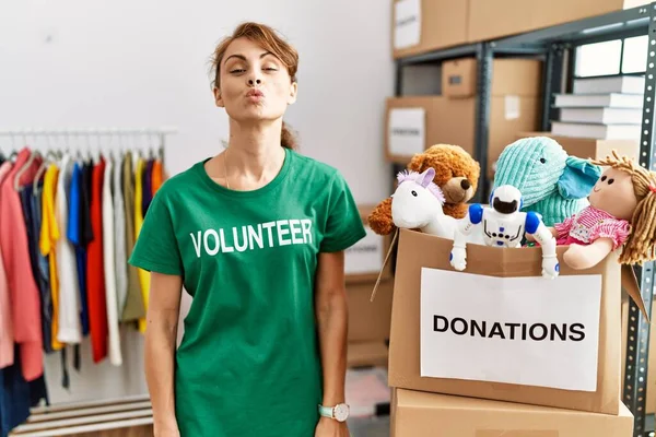 Mulher Branca Bonita Vestindo Shirt Voluntária Doações Stand Olhando Para — Fotografia de Stock