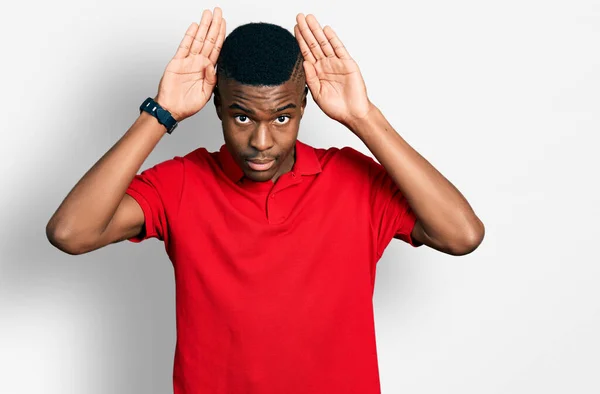Νεαρός Αφροαμερικάνος Που Φοράει Κόκκινο Μπλουζάκι Και Κάνει Χειρονομίες Χέρια — Φωτογραφία Αρχείου