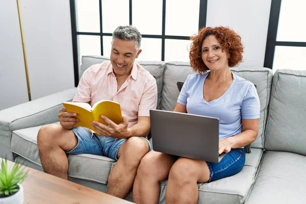 Middelbare Leeftijd Man Vrouw Paar Met Behulp Van Laptop Leesboek — Stockfoto
