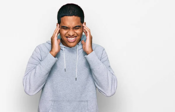 Ein Junger Gutaussehender Hispanischer Mann Lässigem Sweatshirt Der Die Ohren — Stockfoto