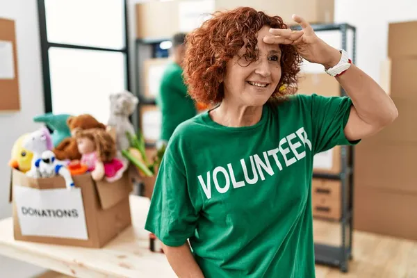 Bağışta Gönüllü Tişört Giyen Orta Yaşlı Bir Kadın Çok Mutlu — Stok fotoğraf