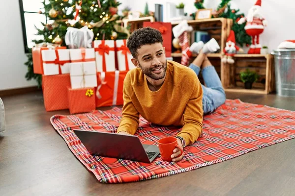 Junger Araber Benutzt Laptop Und Trinkt Kaffee Der Hause Weihnachtsbaum — Stockfoto