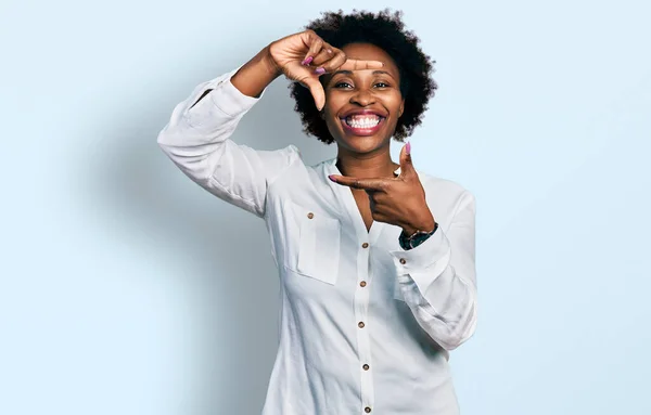 Afroamerikanerin Mit Afro Haaren Lässig Weißem Shirt Lächelnd Mit Händen — Stockfoto