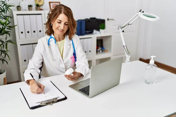 Femme Hispanique Moyen Âge Portant Uniforme Médecin Tenant Des Pilules — Photo