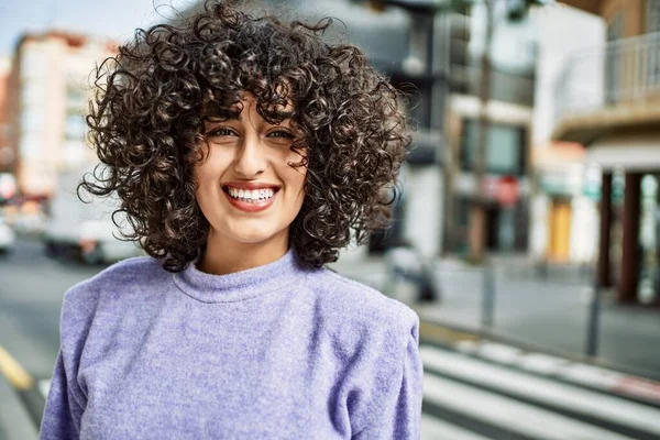 Joven Mujer Oriente Medio Sonriendo Confiado Calle — Foto de Stock