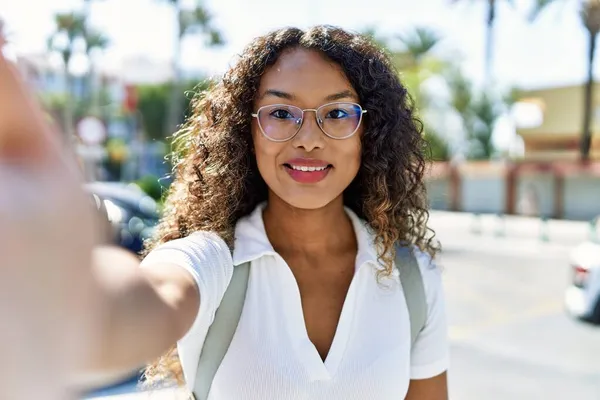 Ung Latinamerikansk Flicka Ler Glad Gör Selfie Vid Kameran Staden — Stockfoto
