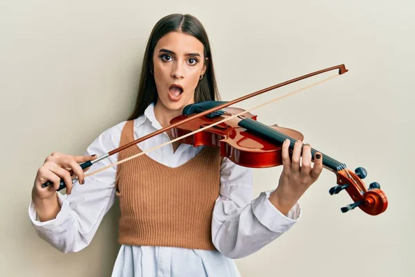 Schöne Brünette Junge Frau Spielt Geige Schockgesicht Sieht Skeptisch Und — Stockfoto