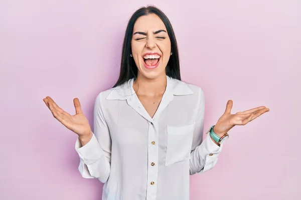 Bella Donna Con Gli Occhi Azzurri Indossando Camicia Bianca Casual — Foto Stock