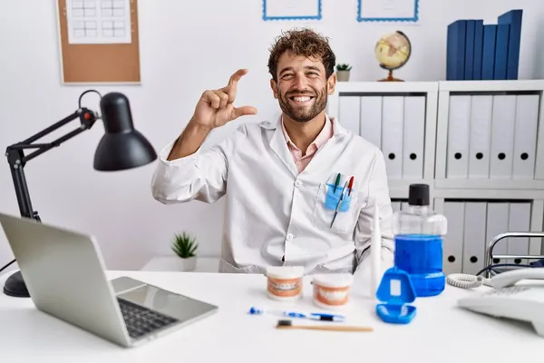 Joven Dentista Hispano Que Trabaja Clínica Médica Sonriendo Haciendo Gestos — Foto de Stock