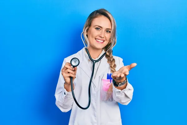 Belle Jeune Femme Blonde Médecin Tenant Stéthoscope Souriant Joyeuse Offrant — Photo