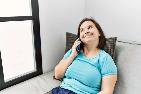 Brunette Vrouw Met Syndroom Zittend Bank Spreken Aan Telefoon Woonkamer — Stockfoto