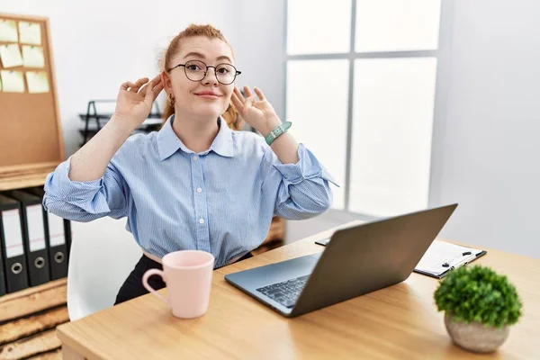 Mujer Pelirroja Joven Que Trabaja Oficina Usando Computadora Portátil Sonriendo — Foto de Stock