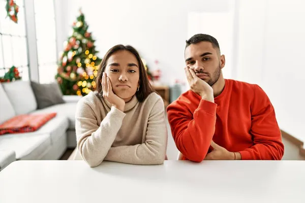 Jong Spaans Paar Zitten Tafel Door Kerstboom Denken Kijken Moe — Stockfoto