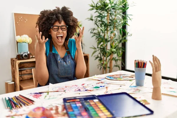 美丽动人的非洲裔美国女人 在艺术工作室里画着非洲裔的头发 兴奋地举起双臂 闭上眼睛 欢呼雀跃 庆祝自己的成功 获奖者概念 — 图库照片