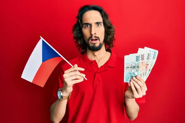 Jeune Homme Hispanique Tenant Drapeau République Tchèque Les Billets Couronnes — Photo