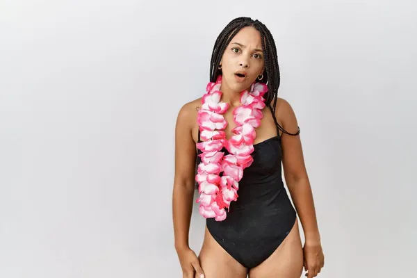 Junge Afrikanisch Amerikanische Frau Badeanzug Und Hawaiianischem Lei Schockgesicht Sieht — Stockfoto