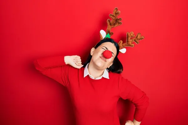 크리스마스 모자와 착용하고 피곤하고 편안하고 하품을 스페인 — 스톡 사진