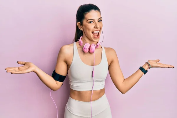 Mujer Hispana Joven Vestida Con Ropa Gimnasio Usando Auriculares Sonrientes — Foto de Stock