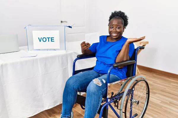 Joven Mujer Africana Sentada Silla Ruedas Votando Poniendo Sobre Urnas —  Fotos de Stock