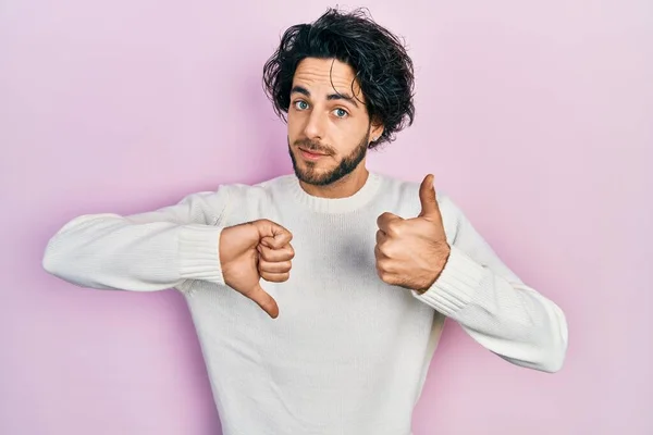 Bonito Hispânico Vestindo Camisola Branca Casual Fazendo Polegares Para Cima — Fotografia de Stock